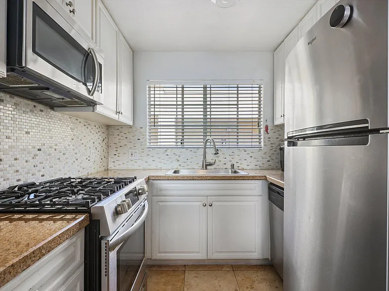 5500 Owensmouth Ave #323 — Photo 4