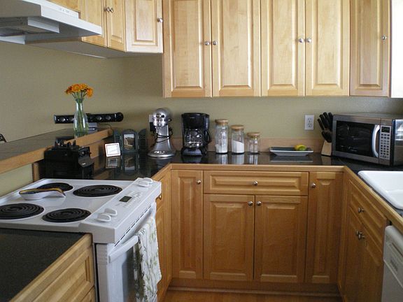 Bright kitchen w/ granite counters