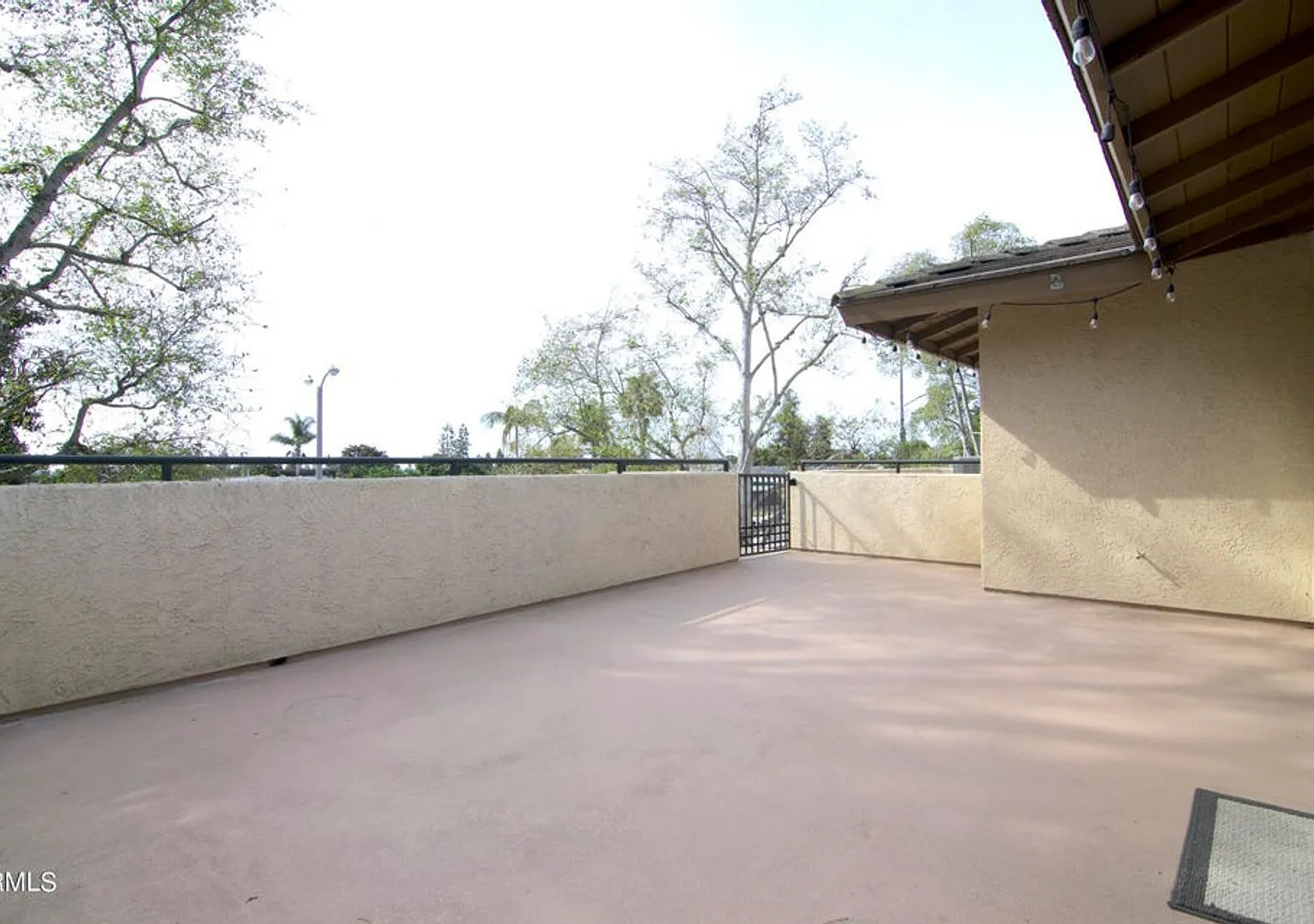 Ventura's Parkside 2nd Floor 2+1 Condo with 2-Car Garage! — Photo 3