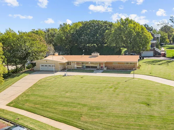 403 E Park Ln, Salina, KS 67401