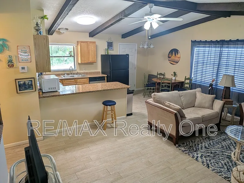 2 bed, 1.0 bath, 1000 sqft, $1,300 — Photo 2