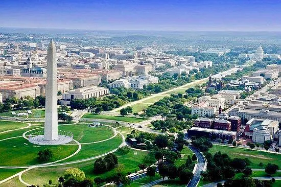 Proximity to the Washington Monument and National Mall