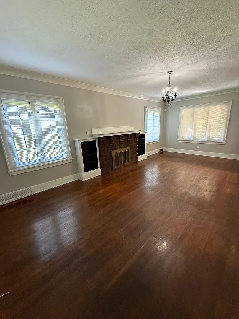 Completely Remodeled 3-5 Bedroom Home. — Photo 3