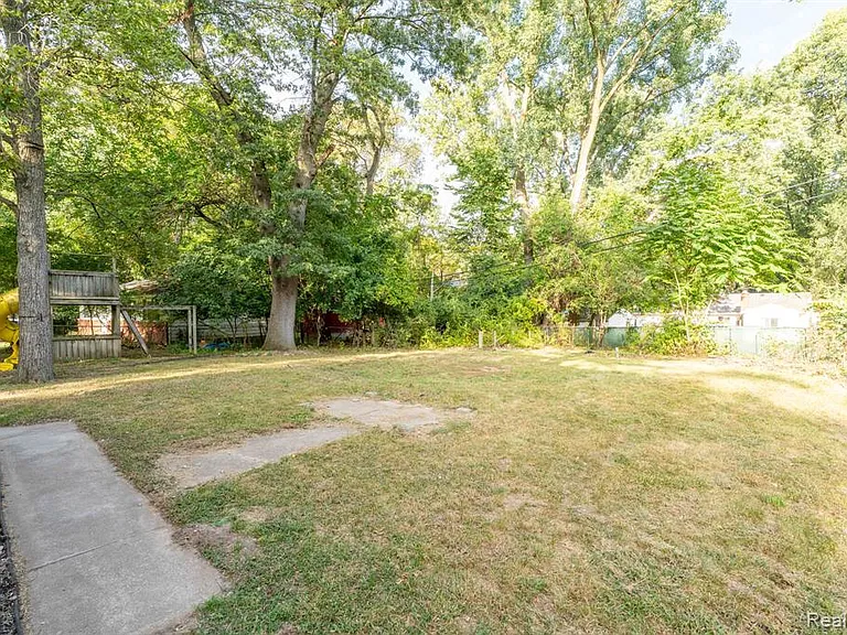 23248 Helen St — Photo 32