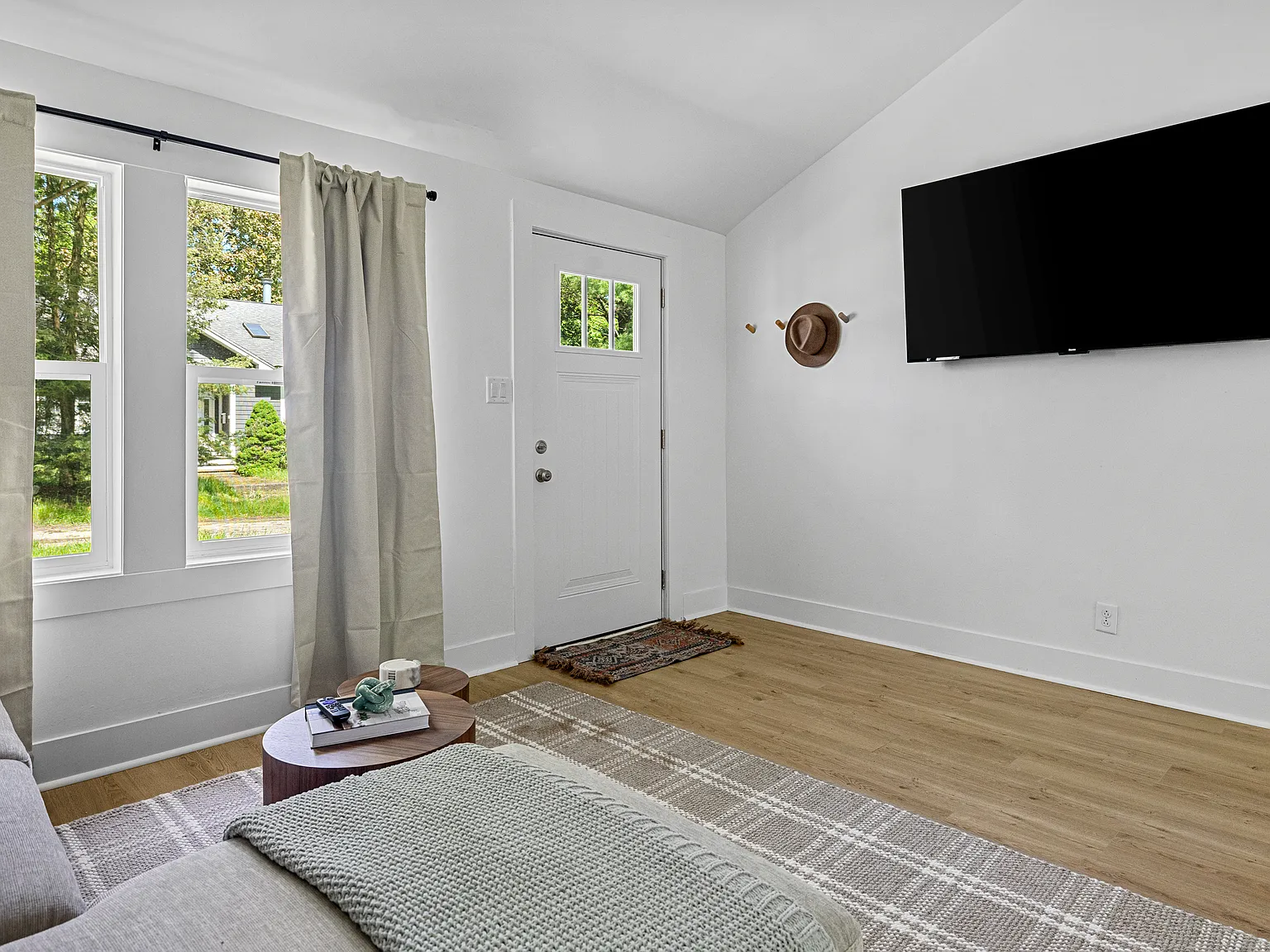 2 bed, $2,000 — Photo 2