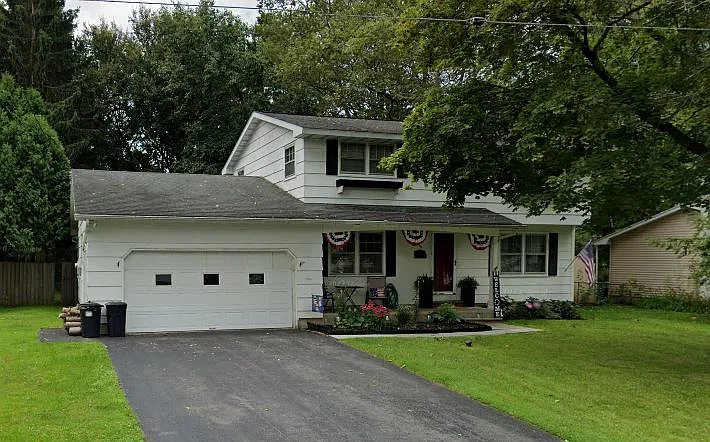 4 bed, 1.5 bath, 1724 sqft, $2,325 — Photo 2