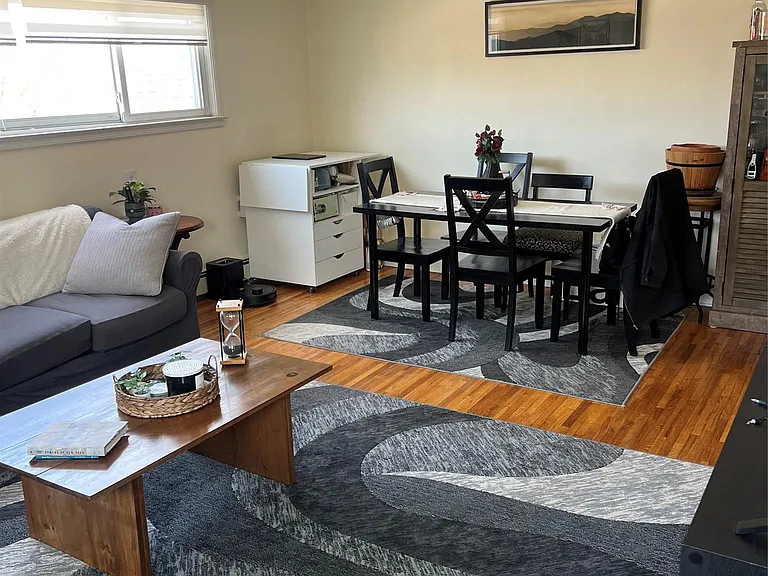 644 E Olive St #UPPER — Photo 2