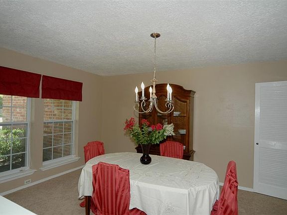 3rd image of 1121 W Castlewood Ave