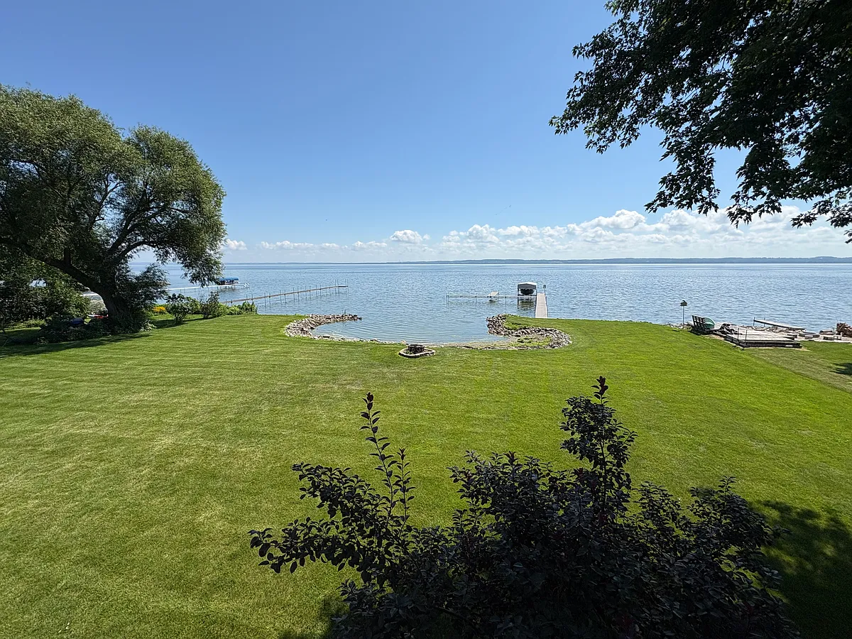 Building Photo - N8809 Lakeshore Dr #2