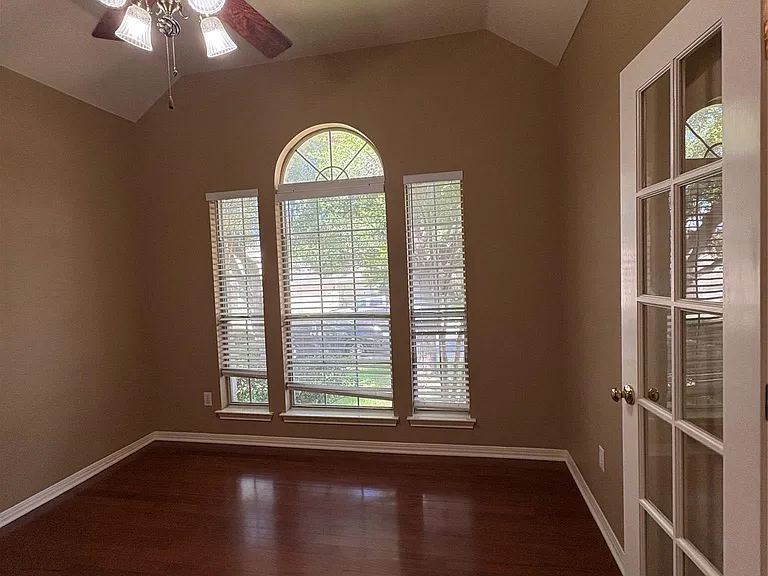 207 Kettleman Ln N — Photo 3