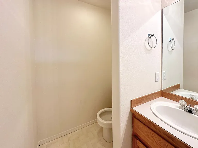 940 NW Oak Ln — Photo 15