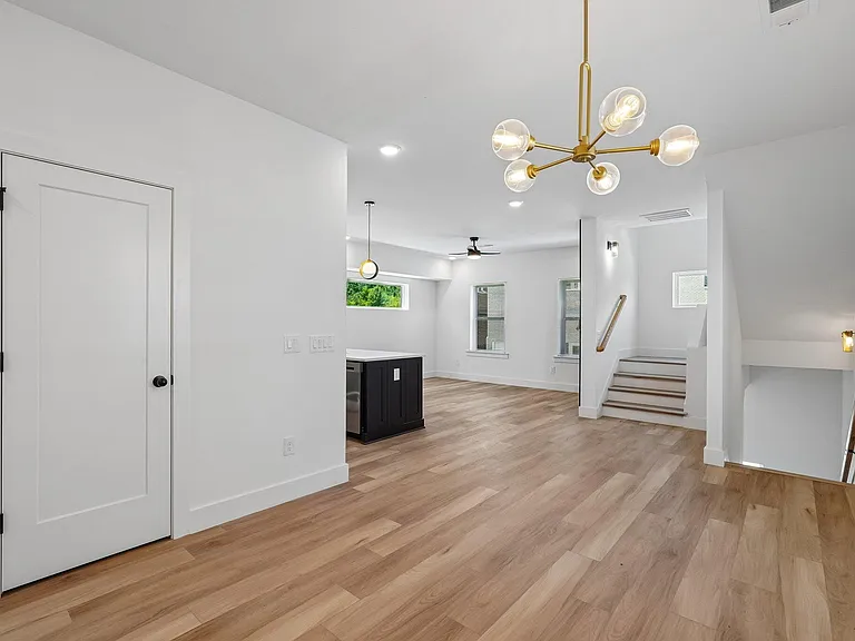 1241 N Avondale Cir — Photo 11