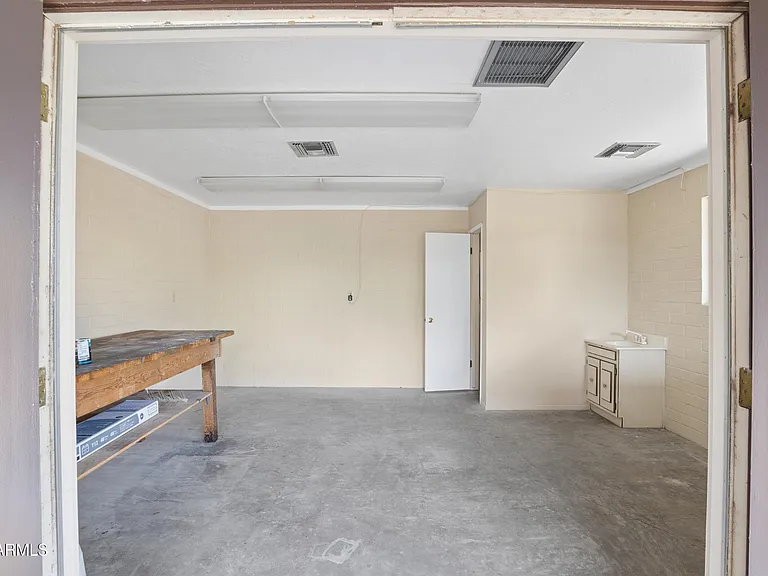1014 E Balboa Cir — Photo 34