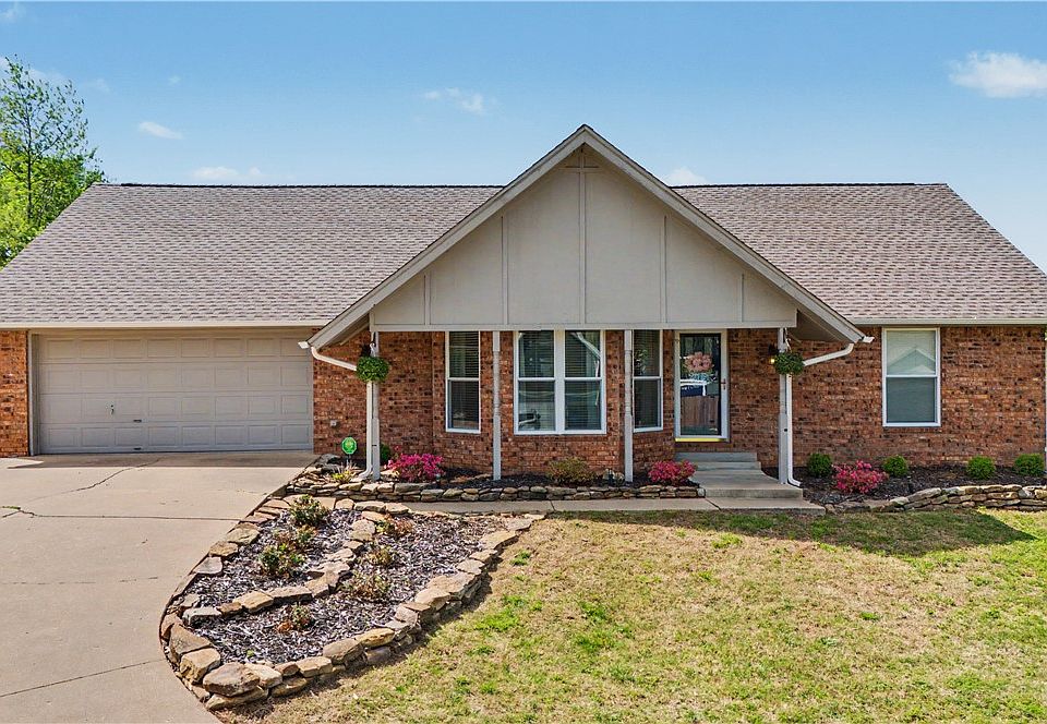 1st image of 2612 W Chateau Dr