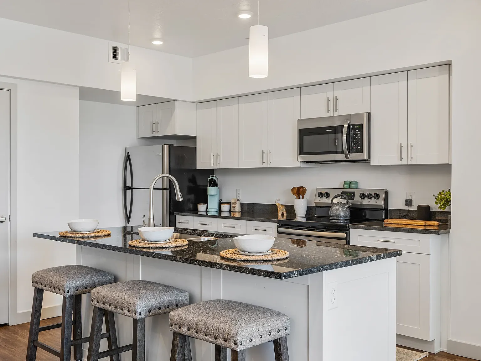2 bed, 1019 sqft, $1,799 — Photo 3