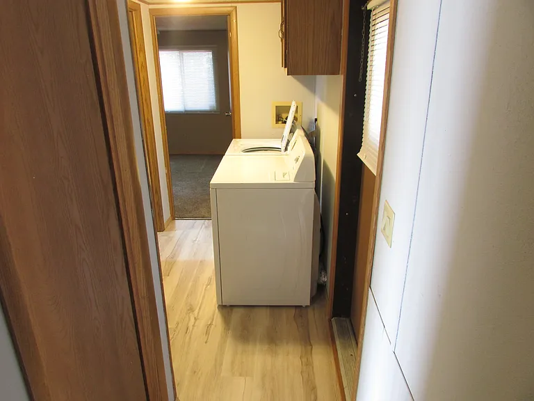 99 Riverside Ter — Photo 3