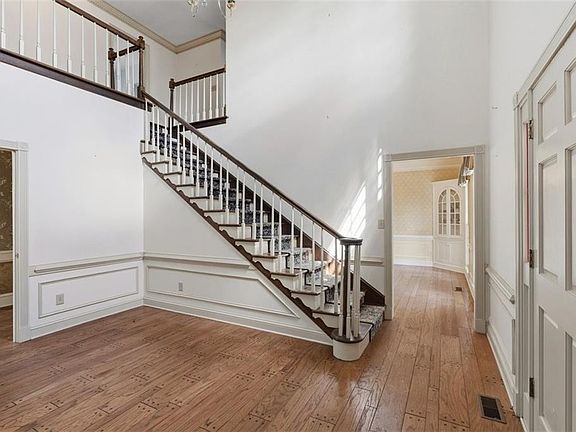 5th image of 708 Robert Way