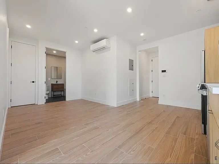 226 Pulaski St #8 — Photo 3