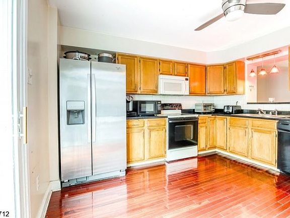 5th image of 35 Greenwood Lake St #3112