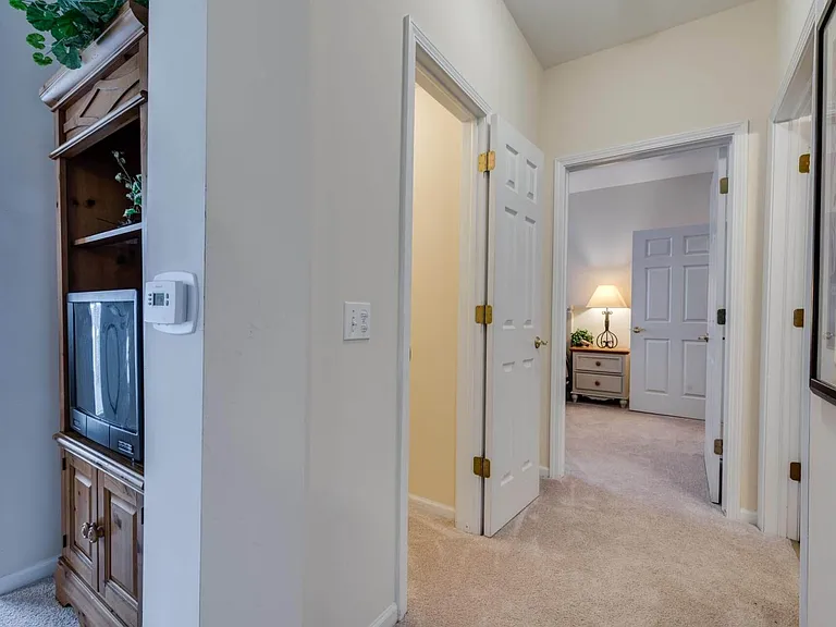 Sutton Place Apartments — Photo 15