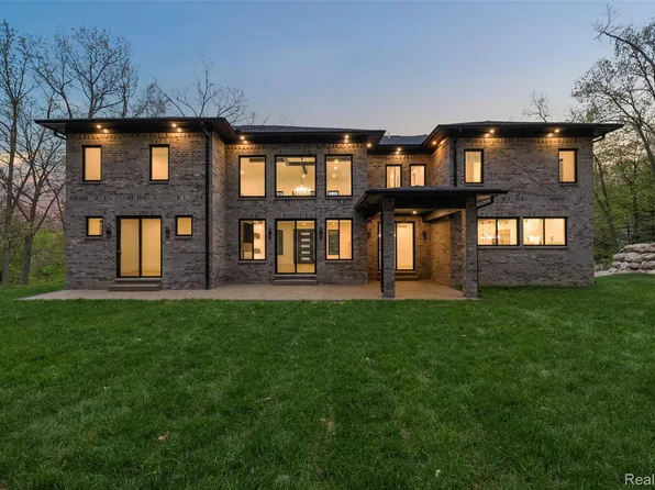 6675 College Park Dr, Clarkston, MI 48346