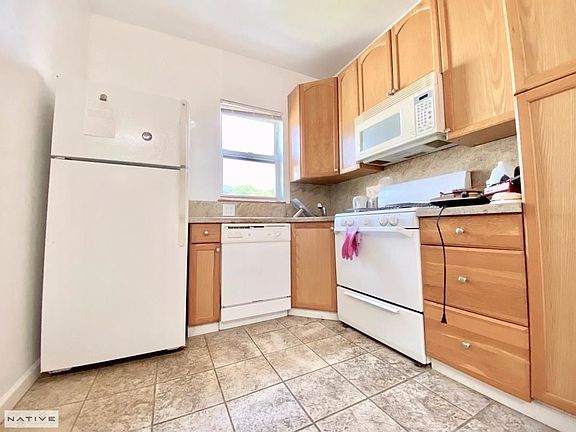 3rd image of 20 Diamond St Floor 3