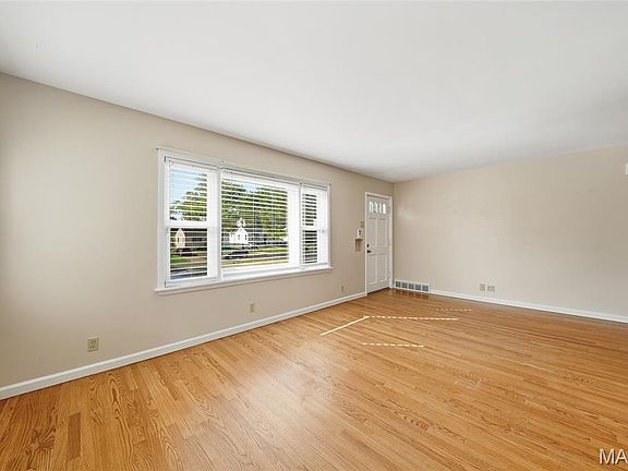 3rd image of 9833 Eastbrook Dr