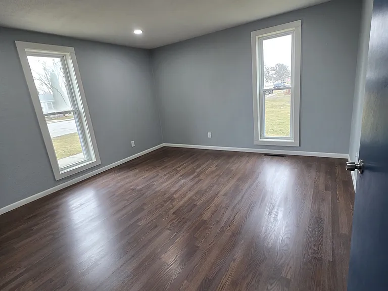 330 E Elm St — Photo 5