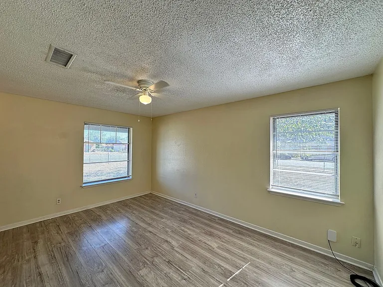 1505 S Ws Young Dr — Photo 6