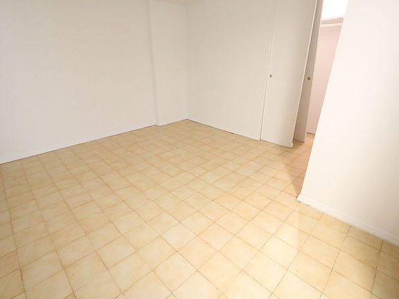 5th image of 121 E 12th St APT Lb
