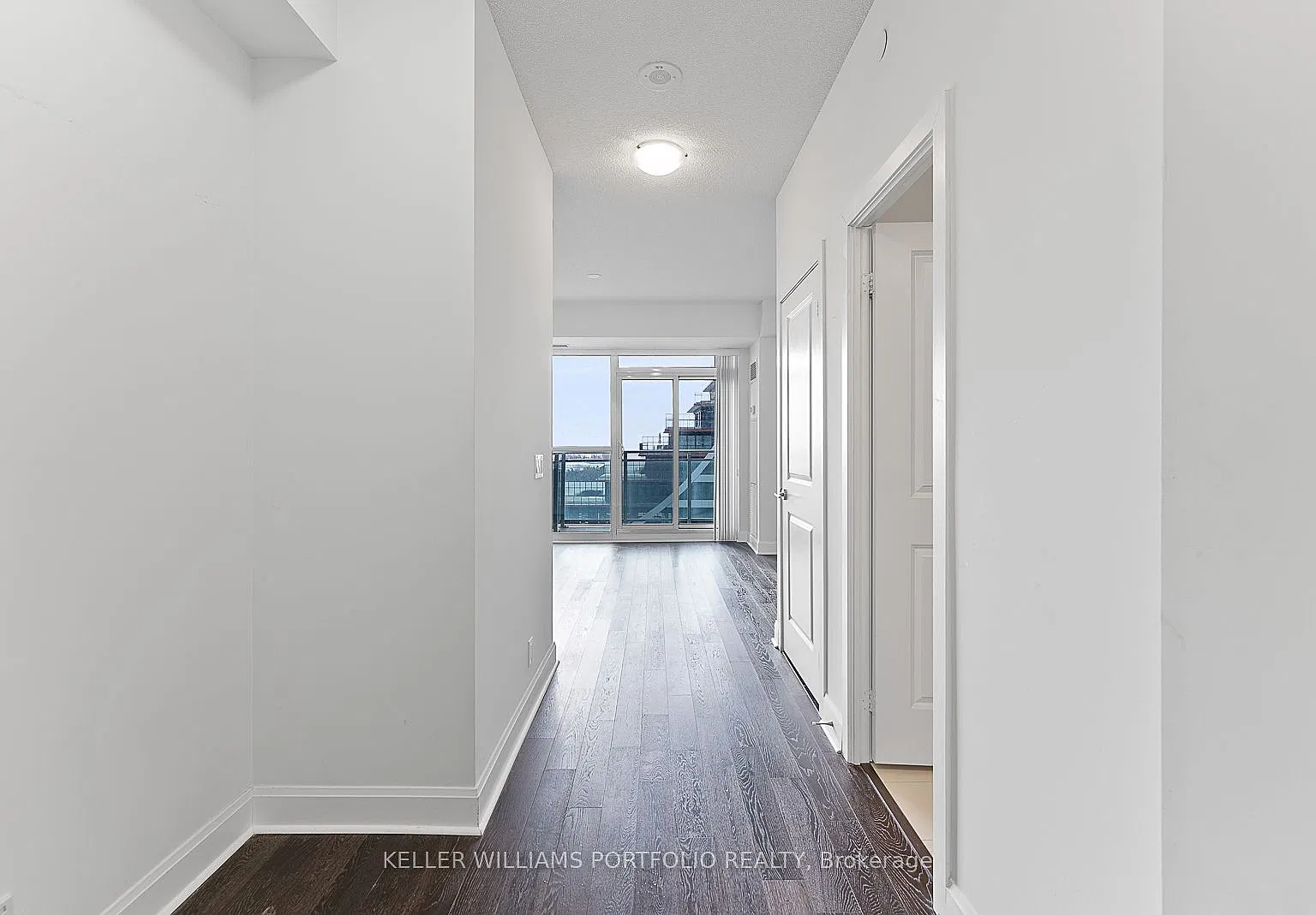 33 Shore Breeze Dr — Photo 2