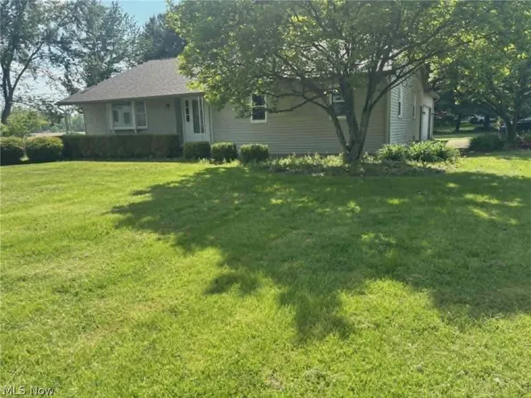6694 Helmick Dr, Warren, OH 44481