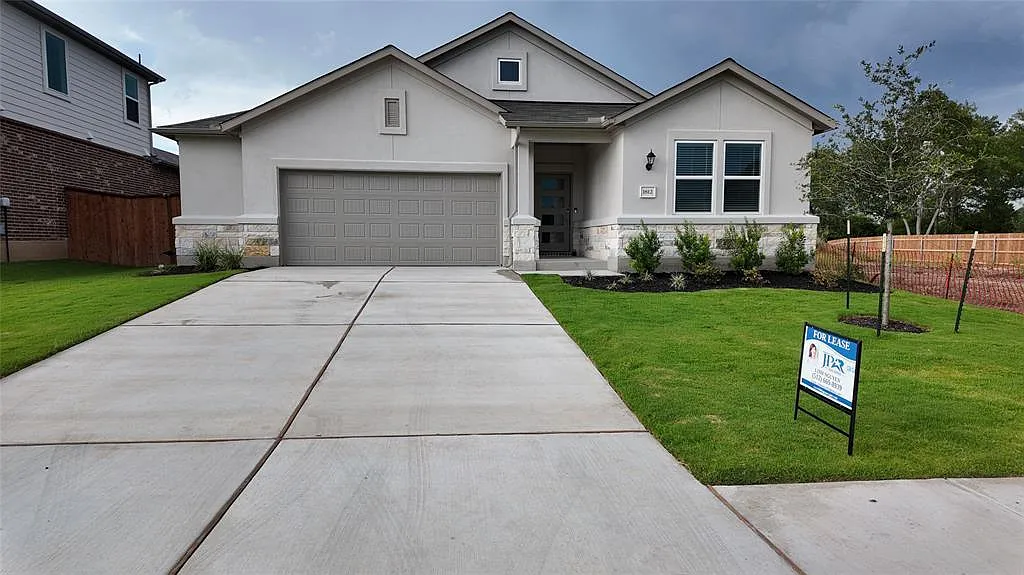 3 bed, 2.0 bath, 1643 sqft, $2,200 — Photo 1