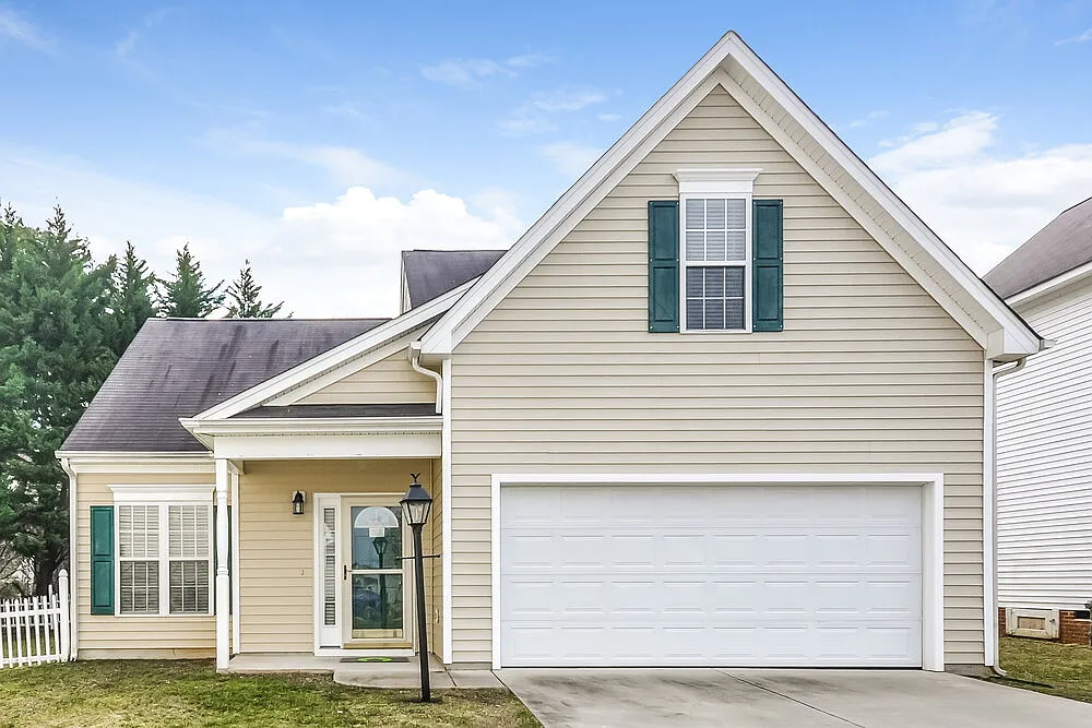 3 bed, 2.5 bath, 1600 sqft, $1,900 — Photo 1