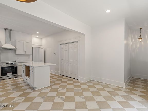 5th image of 150 College St S