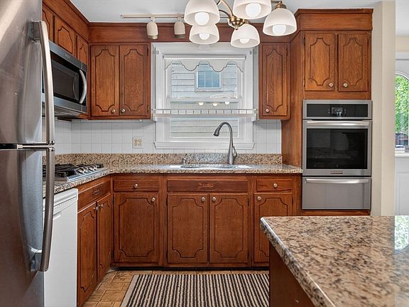 5th image of 46 Grapevine Ave