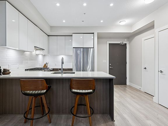 3rd image of 3588 Sawmill Cres #202