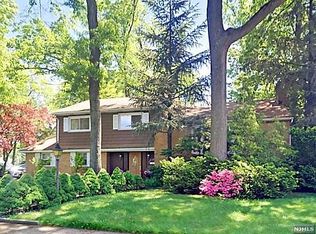 27 Van Saun Pl, Fair Lawn, NJ 07410