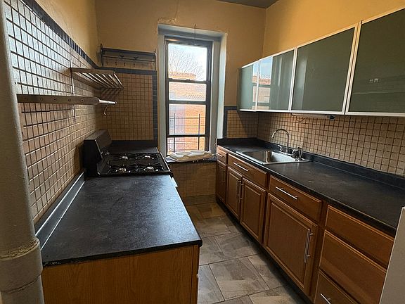 4th image of 3720 83rd St APT 5N