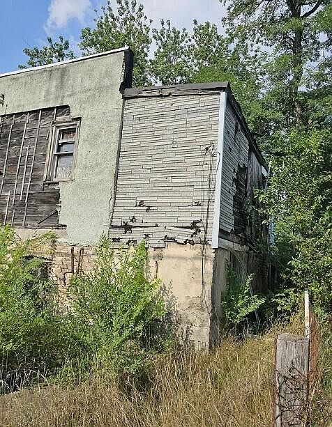 2nd image of 1545 Van Buren St