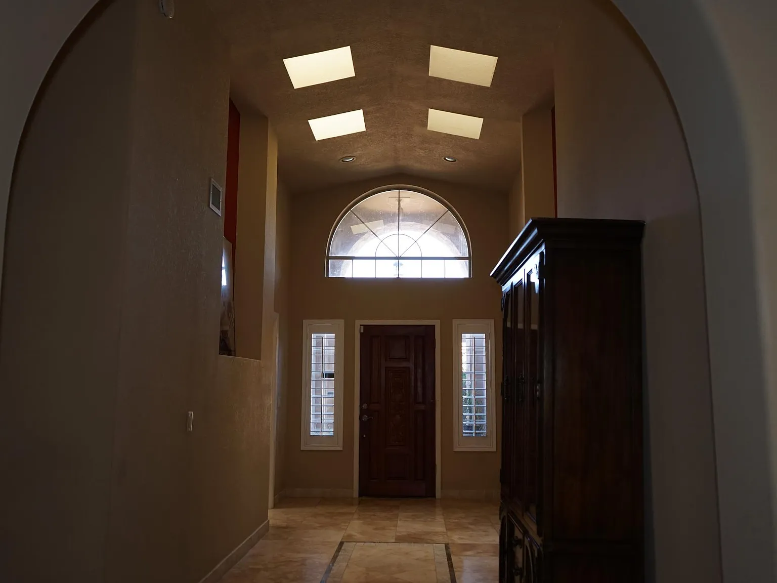 3 bed, 2195 sqft, $2,800 — Photo 2