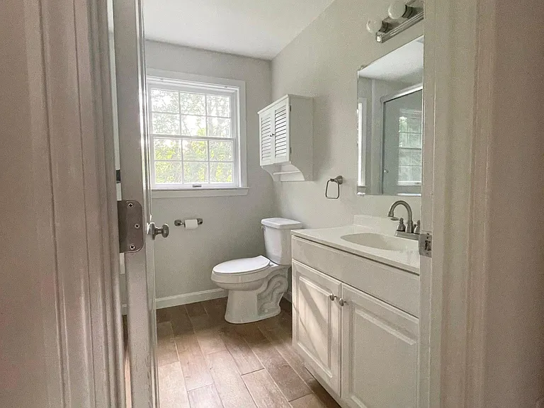 Upstairs full bathroom