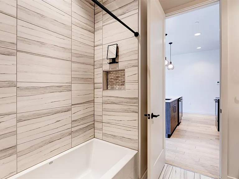 1501 E 4th St #202 — Photo 15