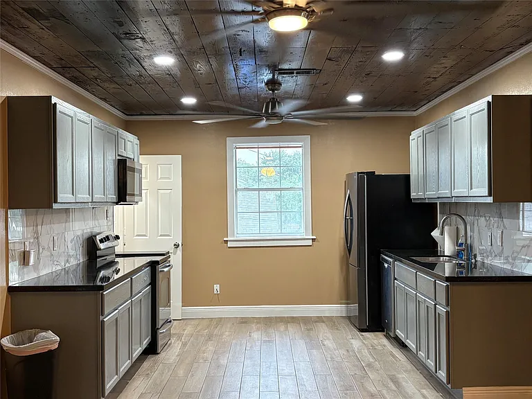 4817 Avenue Q 1/2 — Photo 3