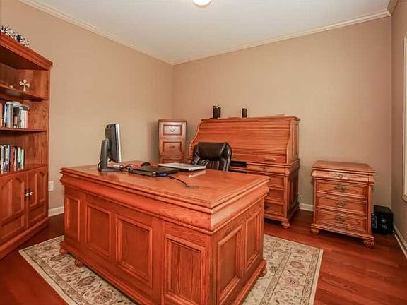 3rd image of 204 Haleys Ct