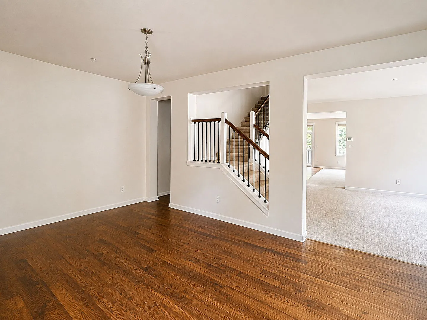 Spacious 5-Bed, 2.5-Bath Single-Family Home in Redmond — Photo 4