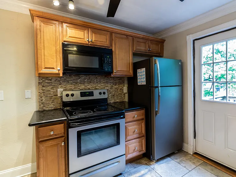 5910 Bryant St — Photo 5