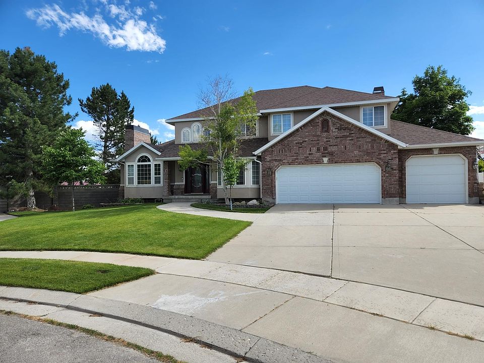 Home front view (3rd car garage on the right is for tenants)