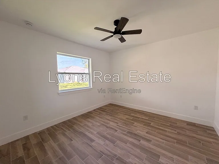 2210 Armour Rd — Photo 17