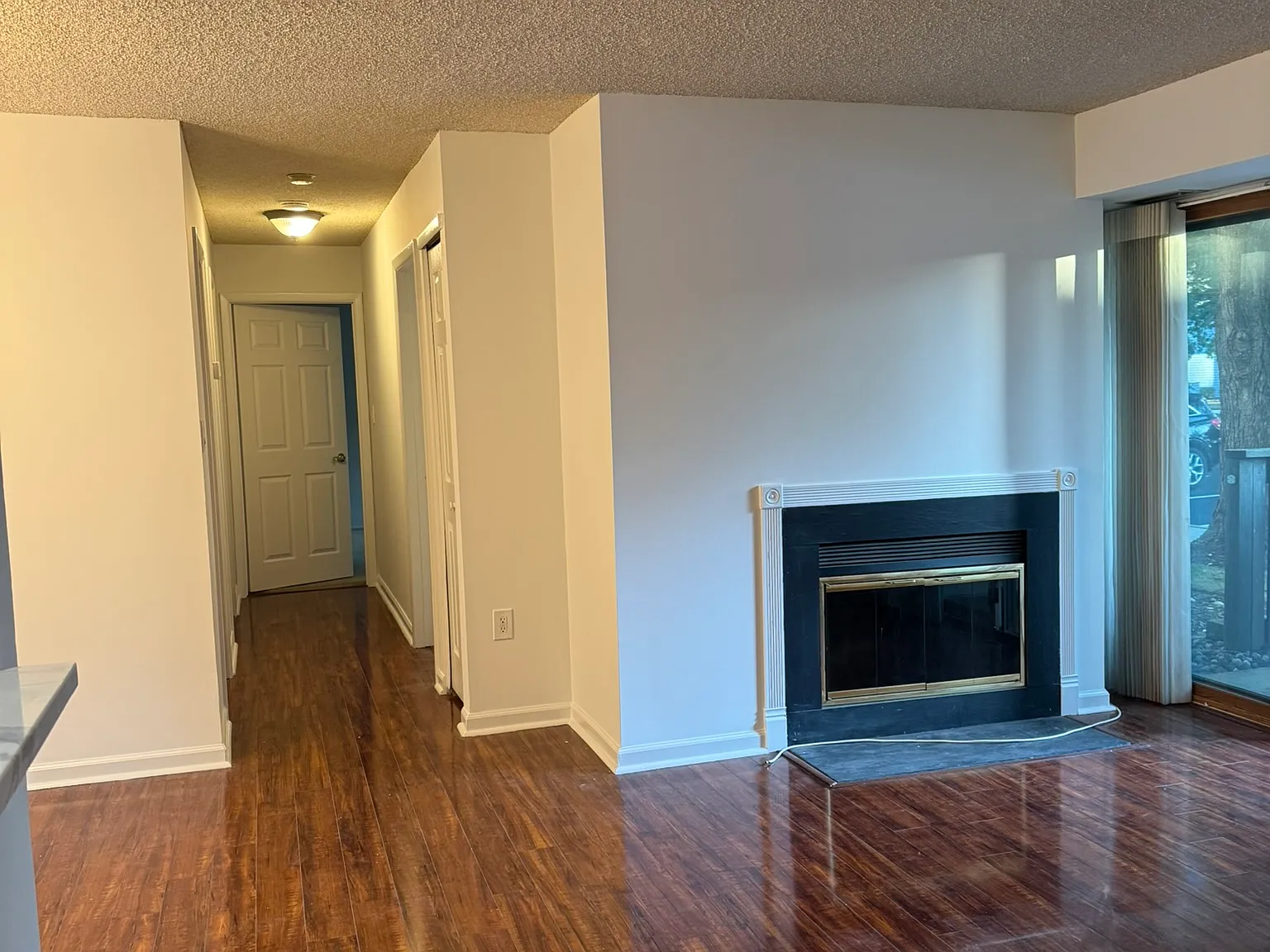 2 bed, 920 sqft, $2,400 — Photo 2